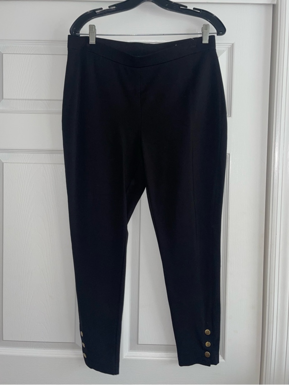 Chico’s black stretchy legging type pants with button detail